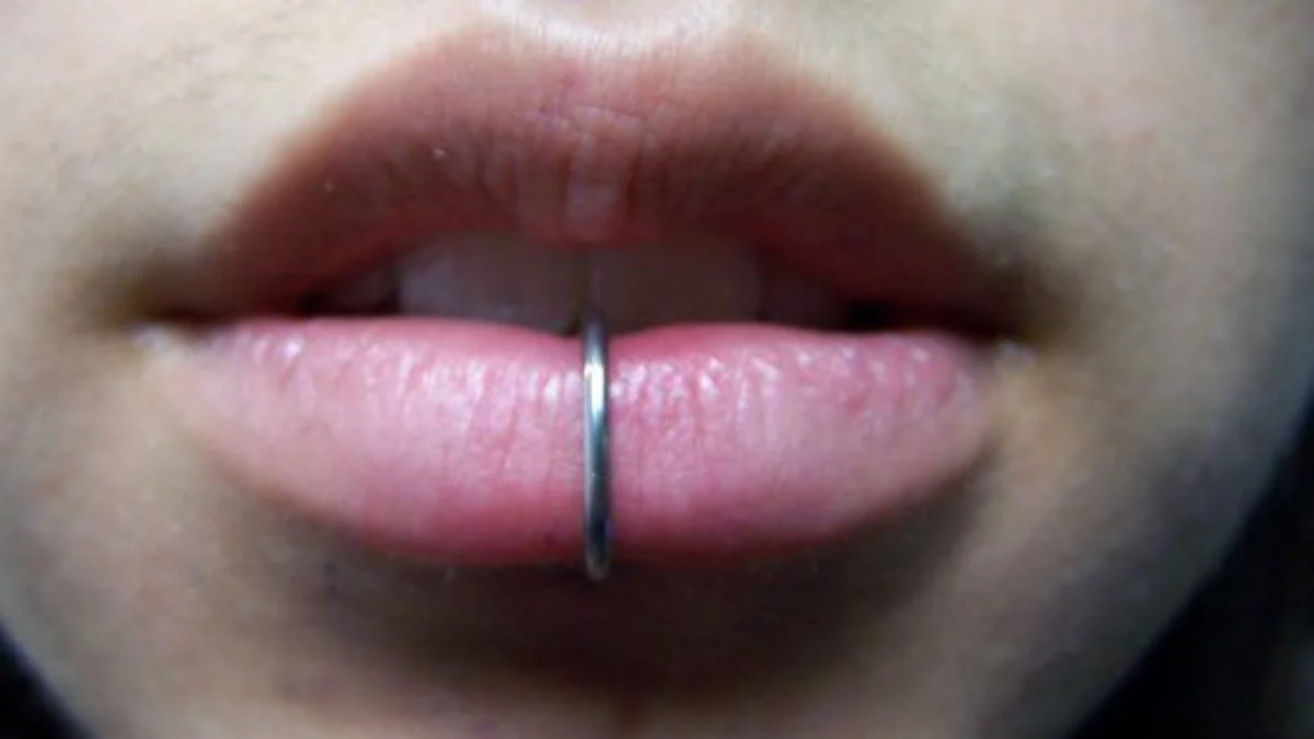 vertical-labret-piercing