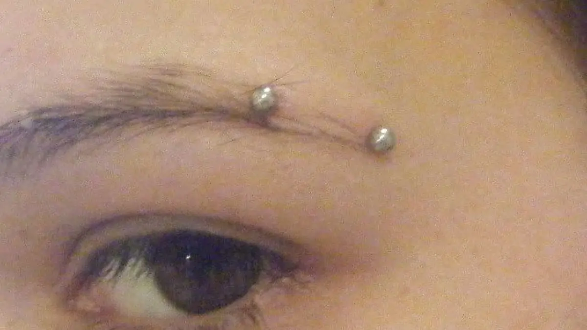 horizontal-eyebrow-piercing